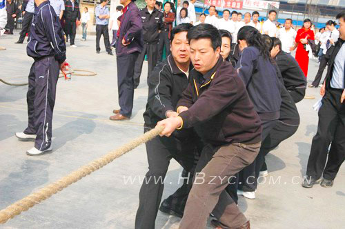 参加州工会组织的拔河比赛.jpg