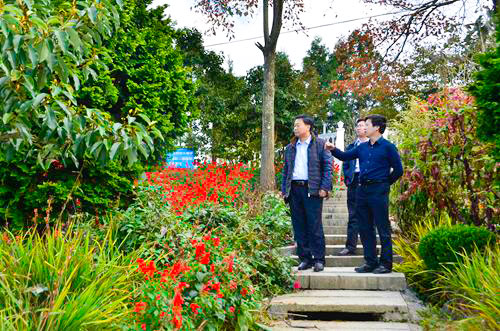 程水源副州长调研华中药用植物园2.jpg