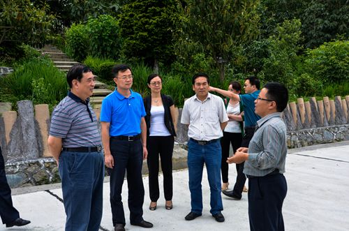 郑春白副厅长调研华中药用植物园.jpg