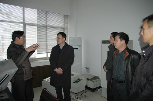 省科技厅吴俊处长调研中药材材所.jpg
