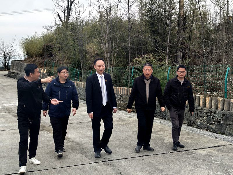 邝远平会长一行到中药材所考察_副本.jpg